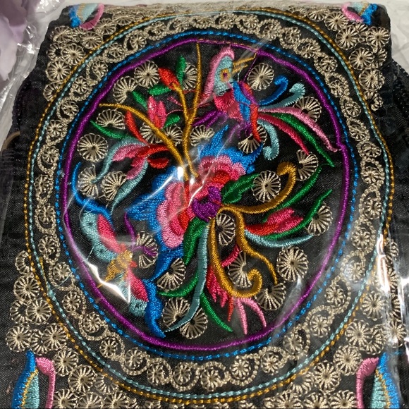 π₯SOLD IN STORE LOCATIONπ₯LAST ONE! -Small Embroidered Cross Body Boho Phone Bag - Picture 6 of 9